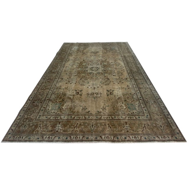Vintage rug | Size: 333×240 cm | Material: Hand-knotted wool | Condition: Elaborately reworked | Pattern: Classic oriental...