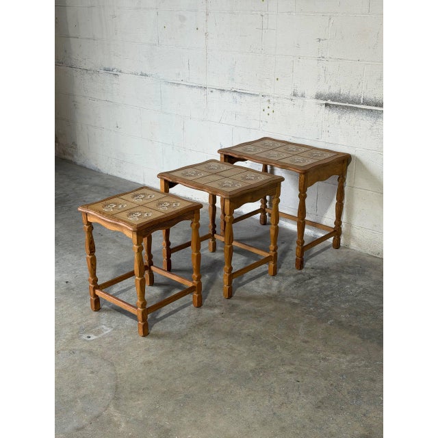 Brown Oak Floral Ceramic Tile-Top Nesting Tables Set of 3 Spindle Legs Traditional Vintage For Sale - Image 8 of 10