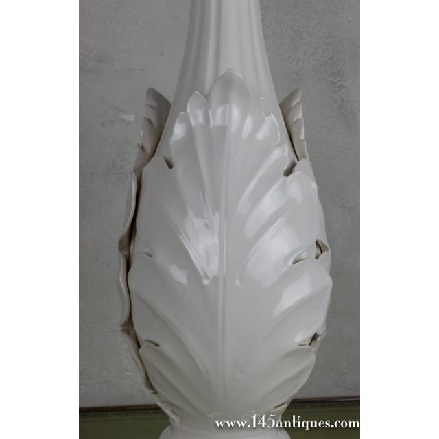 1940s American 1940s White Ceramic Table Lamp With Sculptural Leaf Motif For Sale - Image 5 of 8