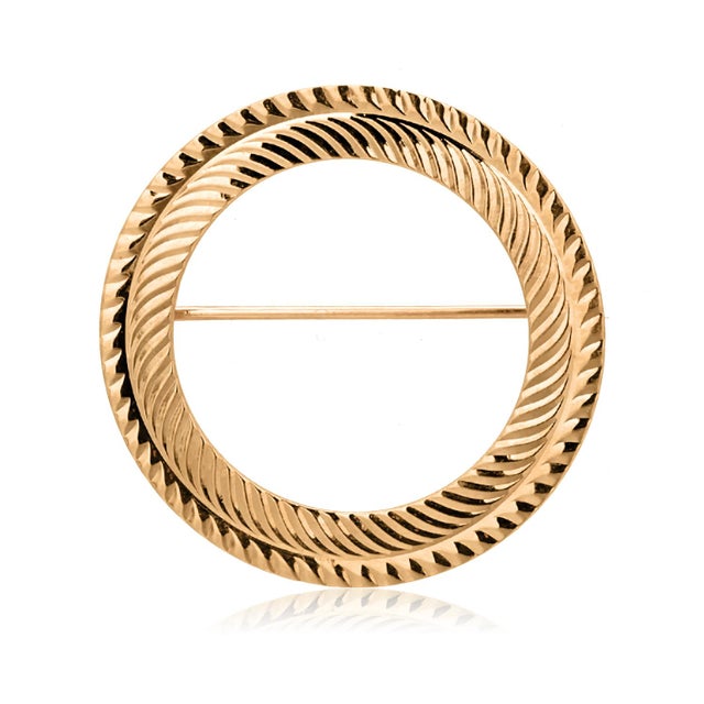 1990s 14k Yellow Gold Circle Brooch With Etched Accents For Sale In New York - Image 6 of 7