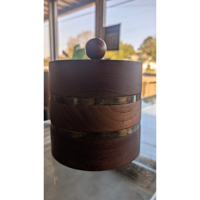 This stylish Mid-Century Modern ice bucket is a classic piece of vintage barware, perfect for adding a touch of...