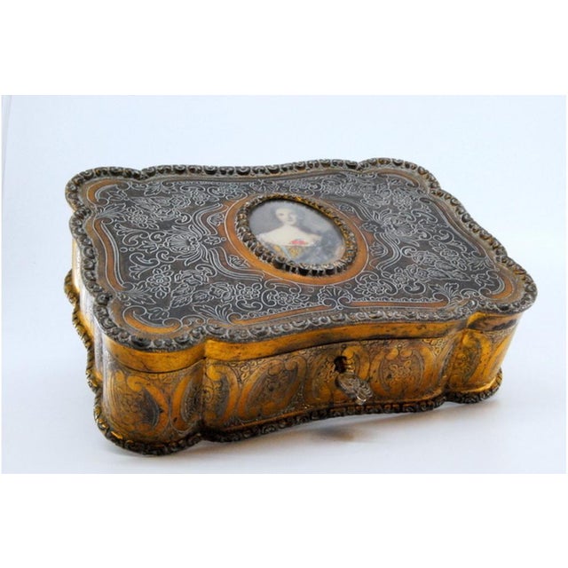 Silver Jewelry Box with Engraved Plant Motifs Involving an Ancient Lady For Sale - Image 4 of 12