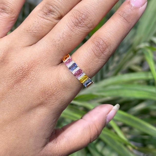 2.03 Carat Rainbow Sapphire & Diamond 14k Gold Band Ring Size 6 For Sale In New York - Image 6 of 15