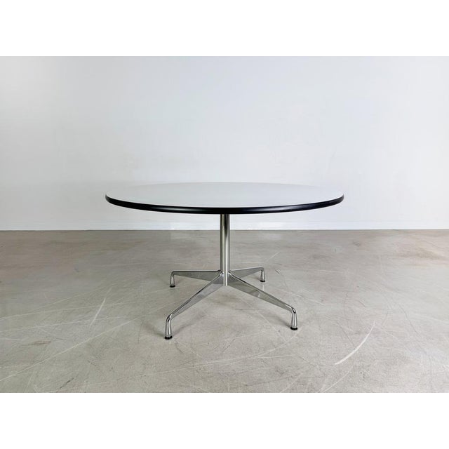 We are offering a beautiful, round Vitra conference table with a diameter of 130 cm for sale. The table impresses with its...