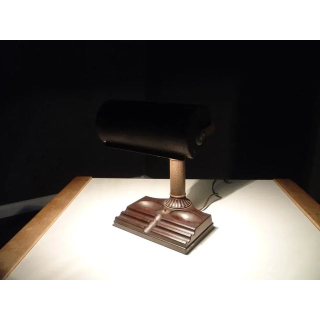 Great table lamp or banker's lamp from the USA. Fully functional and in authentic original condition. Material bakelite...