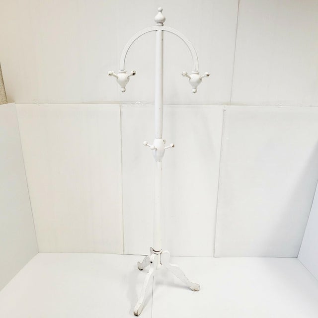 Fair condition. Numerous signs of use and wear to the white lacquer. Height 177 cm. Length 60 cm. Width 50 cm. The upper...