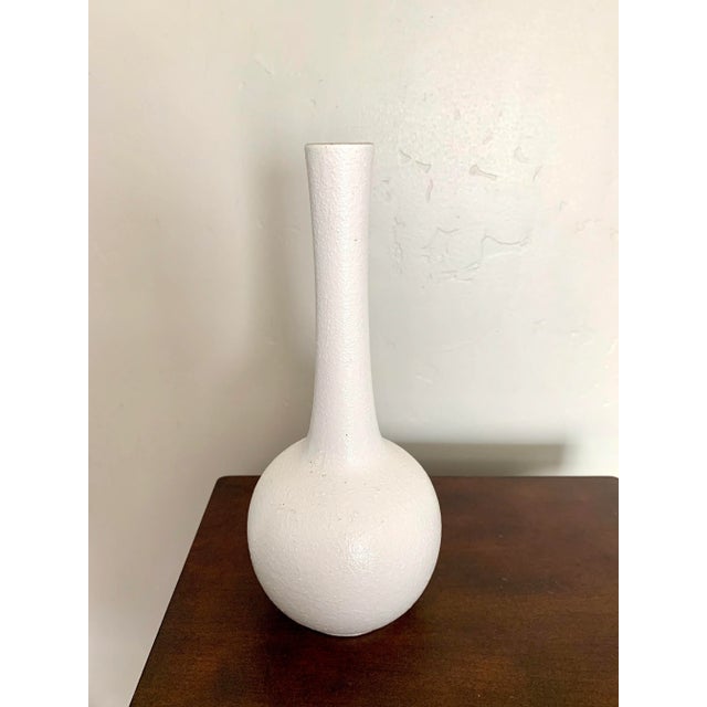 Contemporary Haeger 1960s Mid-Century Modern White Ceramic Bottle Vase With Green Lining For Sale - Image 3 of 6