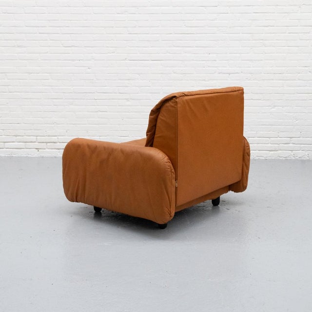 Cognac Leather Armchair from Bonacina, Italy, 1970s For Sale - Image 4 of 17