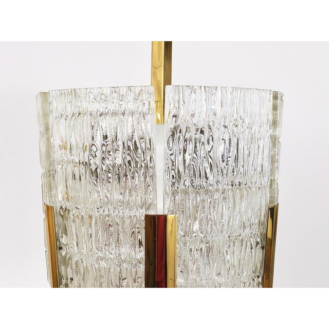 Kalmar Austrian Tambour Drum Chandelier in Brass and Textured Ice Glass by J. T. Kalmar for Kalmar, 1960s For Sale - Image 4 of 18