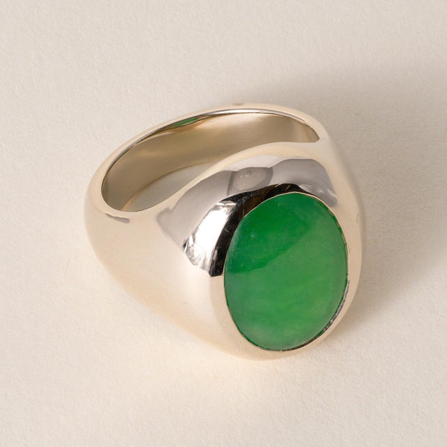 Modern Gia Certified 6.17 Carat Jade No Treatment Bezel Set 18k Gold Vintage Ring, Size 7 For Sale - Image 3 of 6