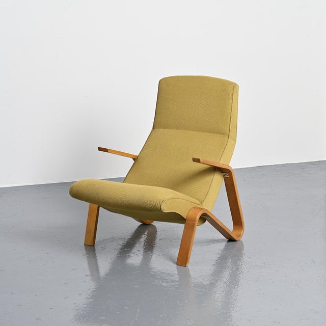 Grasshopper chair designed by Eero Saarinen in 1946 for Knoll. Its frame in bent beech plywood creates a continuous line...