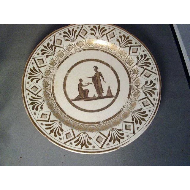 Coalport Porcelain 1805 London Neoclassical Coalport Porcelain en Grisaille with Silhouettes Plate For Sale - Image 4 of 6