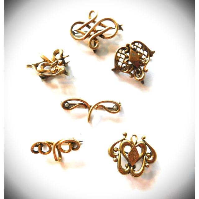 1900 - 1909 Antique Victorian Gold-Filled Fleur De Lis and Wishbone Watch Pin For Sale - Image 5 of 8