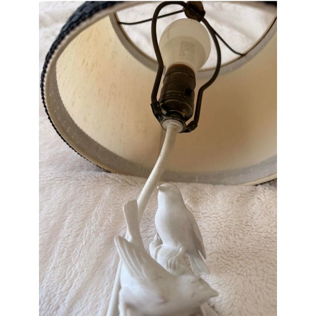 Cream Vintage Paul Hanson Blanc De Chine Porcelain Bird Lamp - 1950s Hollywood Regency Chinoiserie White Ceramic Table Lamp With Original Gimp Trim Shade For Sale - Image 8 of 12
