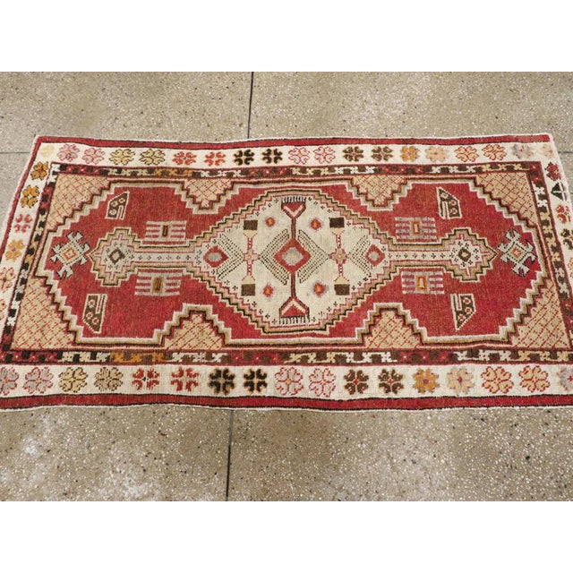 Mid 20th Century Galerie Shabab Collection Mid-20th Century Turkish Oushak Throw Rug For Sale - Image 5 of 6