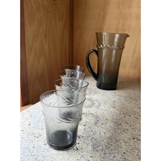 Mid-Century Modern Smoky Grey Woodgrain Bark Glass Pitcher and Tumbler Set, 1970, Set of 5 For Sale - Image 14 of 16