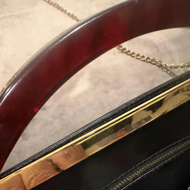 A 1980s Black Leather and Faux Tortoiseshell Bakelite Italian Top Handle Bag For Sale - Image 4 of 17