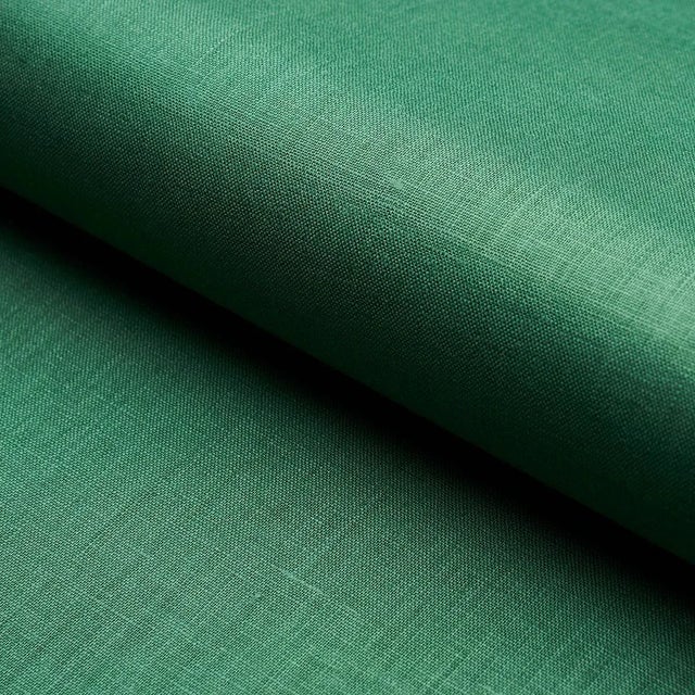 Sample - Schumacher Lange Glazed Linen Fabric in Emerald For Sale