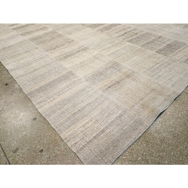 Ivory Galerie Shabab Collection Mid-20th Century Handmade Turkish Flatweave Kilim Room Size Carpet For Sale - Image 8 of 10