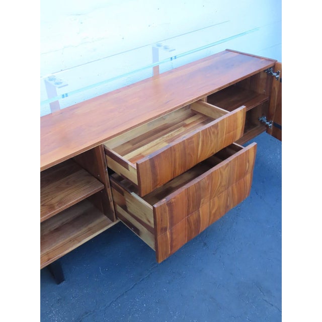 Mid Century Modern Long Glass Top Walnut Sideboard Credenza Dresser Buffet 6667 For Sale - Image 4 of 18