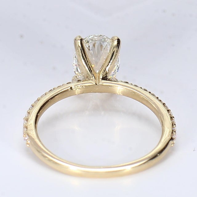 Contemporary 18k Yellow Gold Engagement Ring With Lab-Grown Oval Diamond - Size 5.25 For Sale - Image 3 of 4