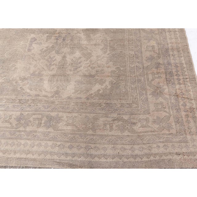 This exquisite rug is part of the diversified Doris Leslie Blau selections. This antique Turkish Oushak rug showcases a...