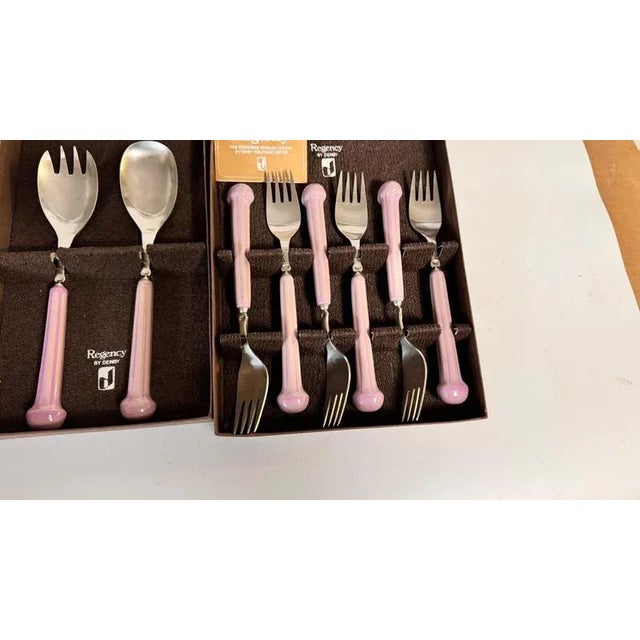 1970s Cutlery in Metal and Bakelite Purple Color, France, 1970s, Set of 31 For Sale - Image 5 of 6