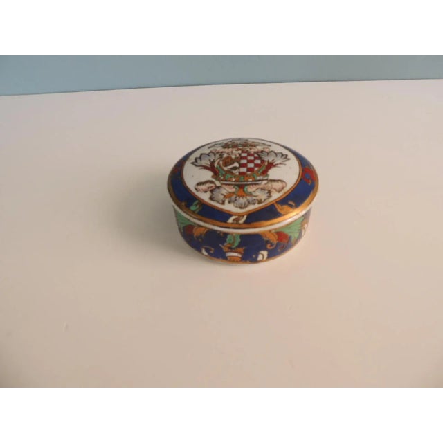 1980s Round Hand-Painted Chinese Export Box With Lid Depicting a Coat-Of-Arms For Sale - Image 5 of 6