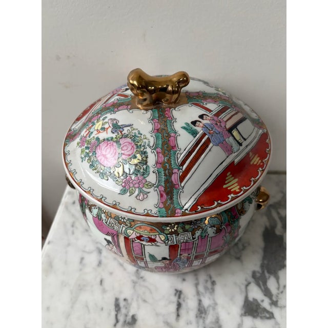 Late 19th Century Chinese Porcelain Kamcheng, a Famille Rose Medallion Vinegar Jar With Lid and Gold Handle For Sale - Image 4 of 14