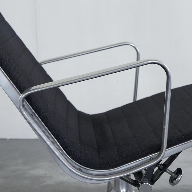 EA322 Swivel Lounge Chairs by Charles and Ray Eames for Herman Miller, 1984, Set of 2 For Sale - Image 6 of 14