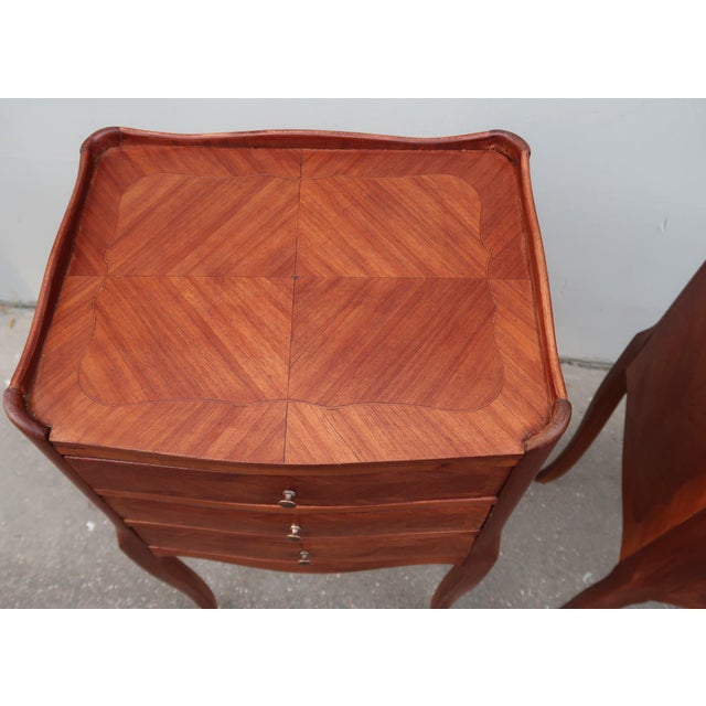 1920s Pair of French Louis XV Style Rosewood Side Tables Nightstands For Sale - Image 9 of 13