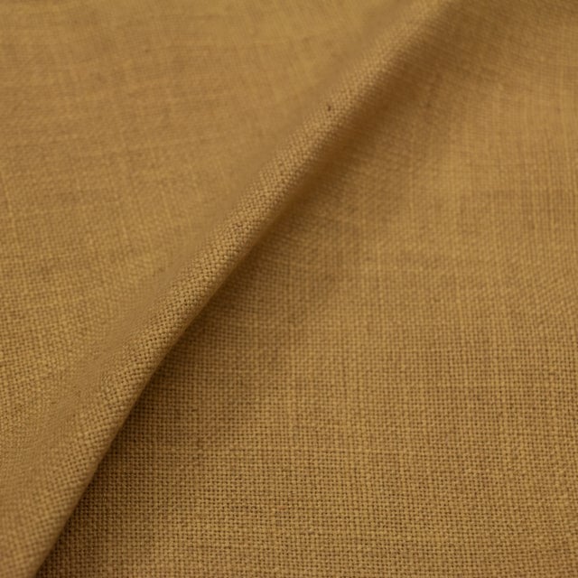 This square top headboard features a gentle curved wingback design alongside a plain front. These elements blend perefctly...