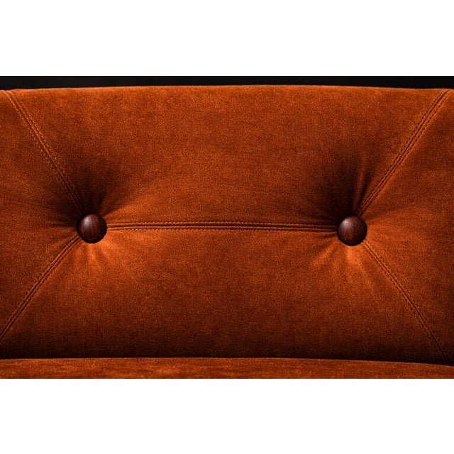 “Pullman” Sofa in Burnt Caramel Mohair With Brazilian Rosewood Buttons by Jorge Zalszupin for L’Atelier, Brazil, 1970s For Sale - Image 11 of 16
