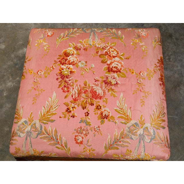 English 1820s Mahogany Stool with Floral Themed Upholstery and Cabriole Legs For Sale - Image 4 of 10