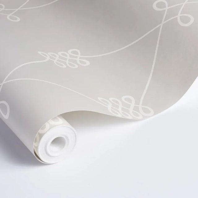 Schumacher Sample - Schumacher Nicolette Wallpaper in White on Grey For Sale - Image 4 of 4