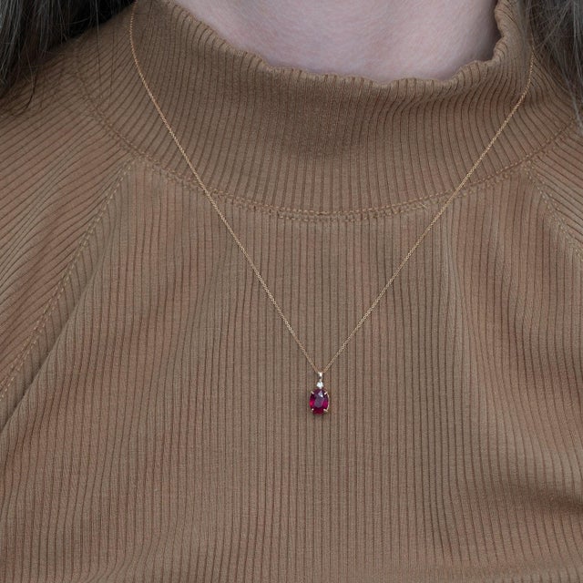 Elevate your jewelry collection with this stunning Madagascar ruby pendant necklace. Featuring a magnificent 1.7 carat...