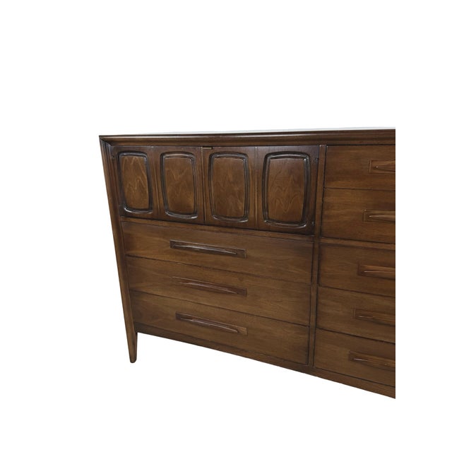 Broyhill Emphasis Mid-Century Modern Eight-Drawer Gentleman’s Chest For Sale In Philadelphia - Image 6 of 16