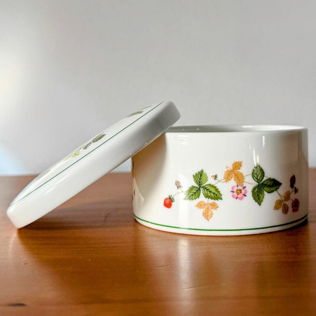 Illustration Vintage Wedgwood Trinket Box | Wild Strawberry Pattern For Sale - Image 3 of 12