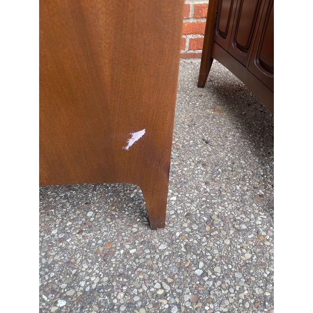 Pair of Attributed Broyhill “Emphasis” Walnut Mid Century Modern End Tables Nightstands For Sale In Cleveland - Image 6 of 12