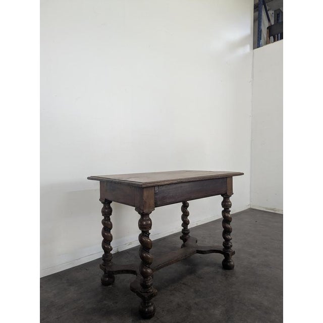Louis XIII Style Desk in Walnut, in Very Good conditions.