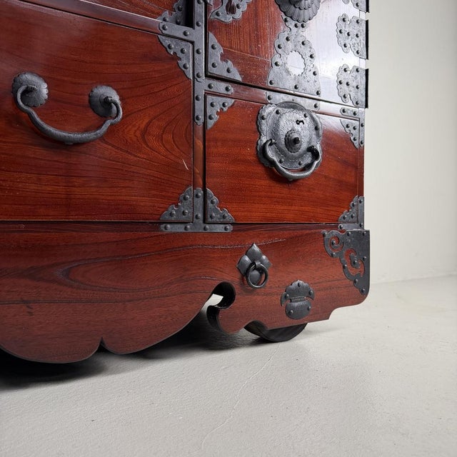 Traditional Japanese Iwayado Kuruma-Dansu on Wooden Wheels, 1960s For Sale - Image 4 of 18