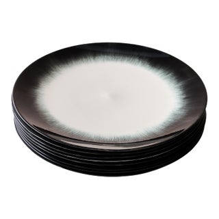 Set of 8 Minimalist "Variation 5 Dé" Dinner Plates by Ann Demeulemeester for Serax, in White Glazed Porcelain With Organic Black Border For Sale