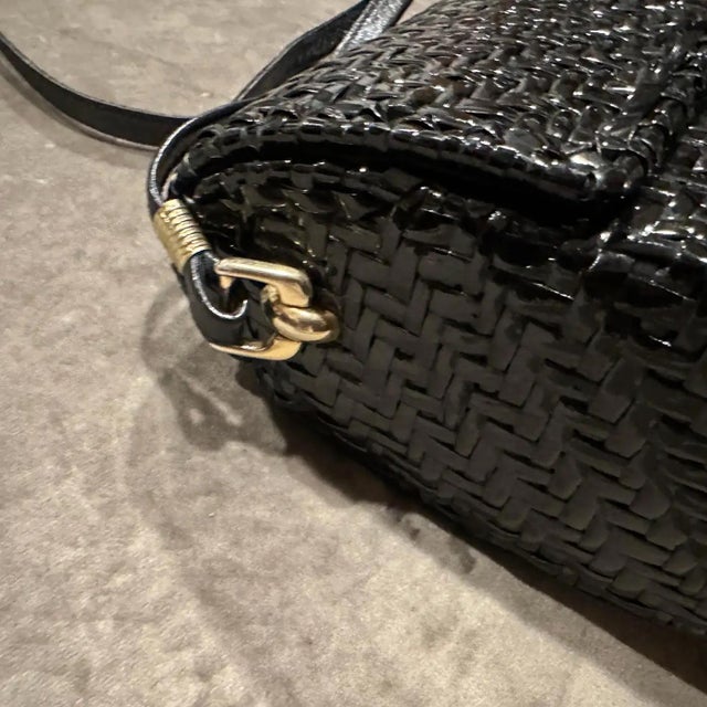 1960s French Riviera Style Glossy Black Wicker and Brass Italian Shoulder Bag For Sale - Image 11 of 12