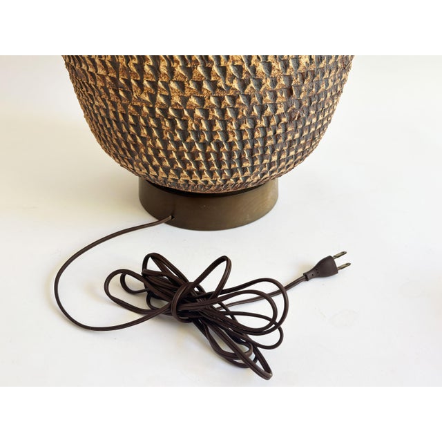 1960s Bob Kinzie Affiliated Craftsmen Studio Mid Century Textured Monumental Pottery Table Lamp For Sale In Minneapolis - Image 6 of 9