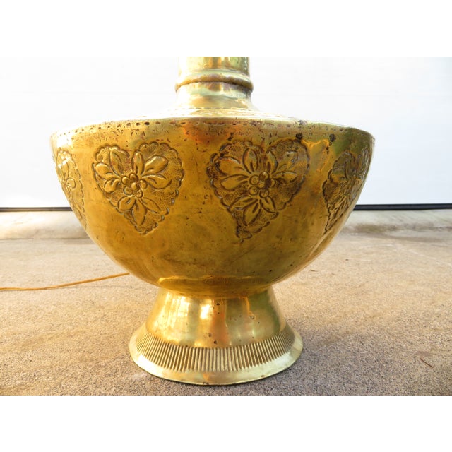 Monumental 4ft Vintage Hammered Brass Ottoman Revival Floor Lamp ~ Repousse Art ~ Hollywood Regency / Bohemian ~ Antique Lighting For Sale - Image 4 of 18