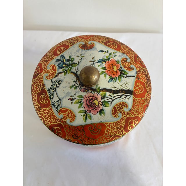 Mid 20th Century Vintage Daher Chinoiserie Floral Tin With Brass Knob Lid, England For Sale - Image 5 of 10