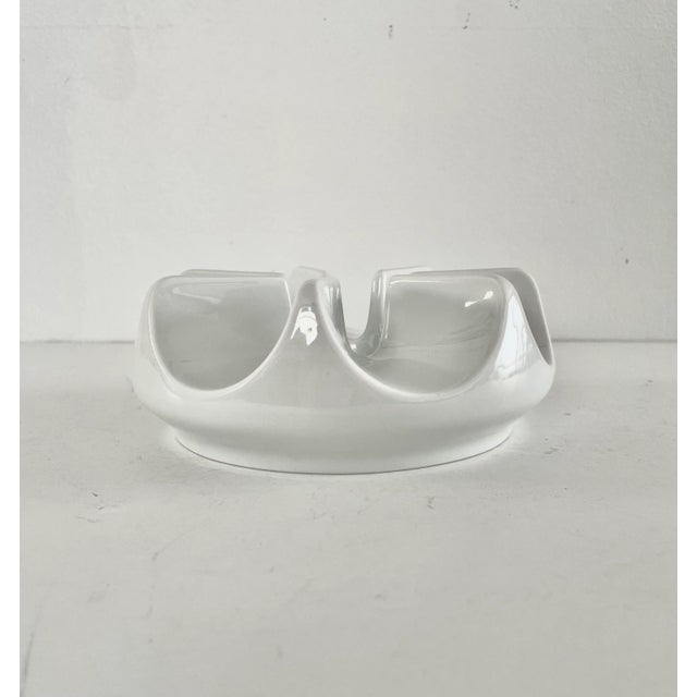 German mid-century modern round ceramic teapot warmer by Arzberg, 1960s Round base teapot warmer in white ceramic. In the...