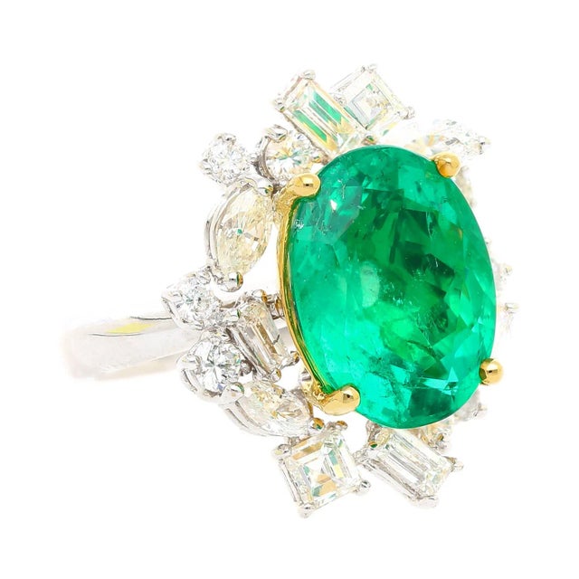 Contemporary Late 20th Century 6.79 Carat Minor Oil Colombian Emerald and Diamond 18k Gold Ring Size 6 For Sale - Image 3 of 10