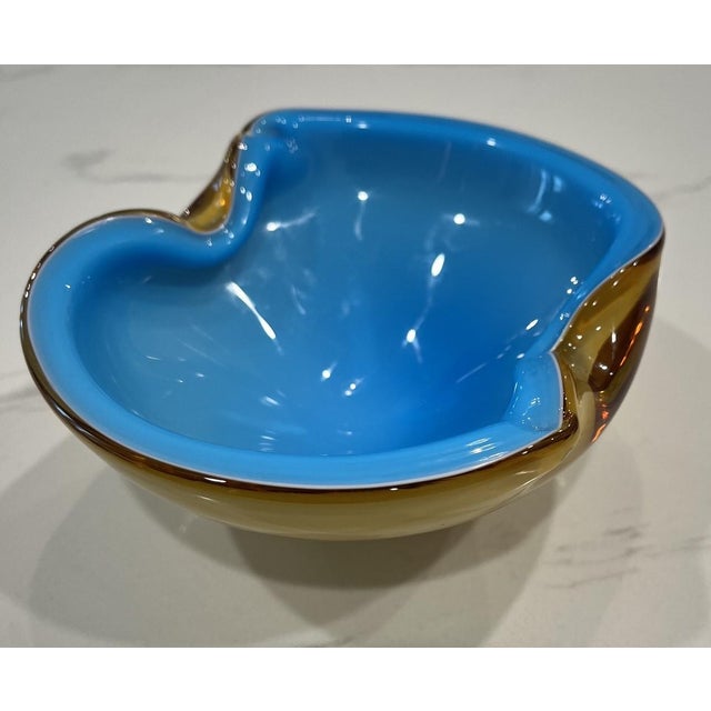 This is a vintage Mid-Century Modern Alfredo Barbini Murano Art Glass Bowl. Produced in the 1970s, this beautiful bowl...