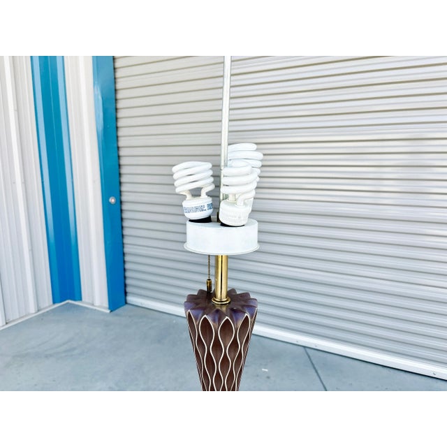 Mid-Century Modern 1950s Mid-Century Gerald Thurston for Lightolier 'Honeycomb' Ceramic Table Lamp For Sale - Image 3 of 11